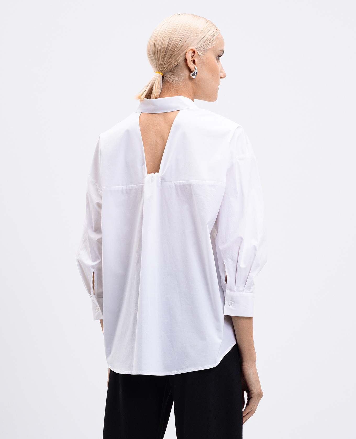 

White shirt with a figure-hugging neckline Twinset
