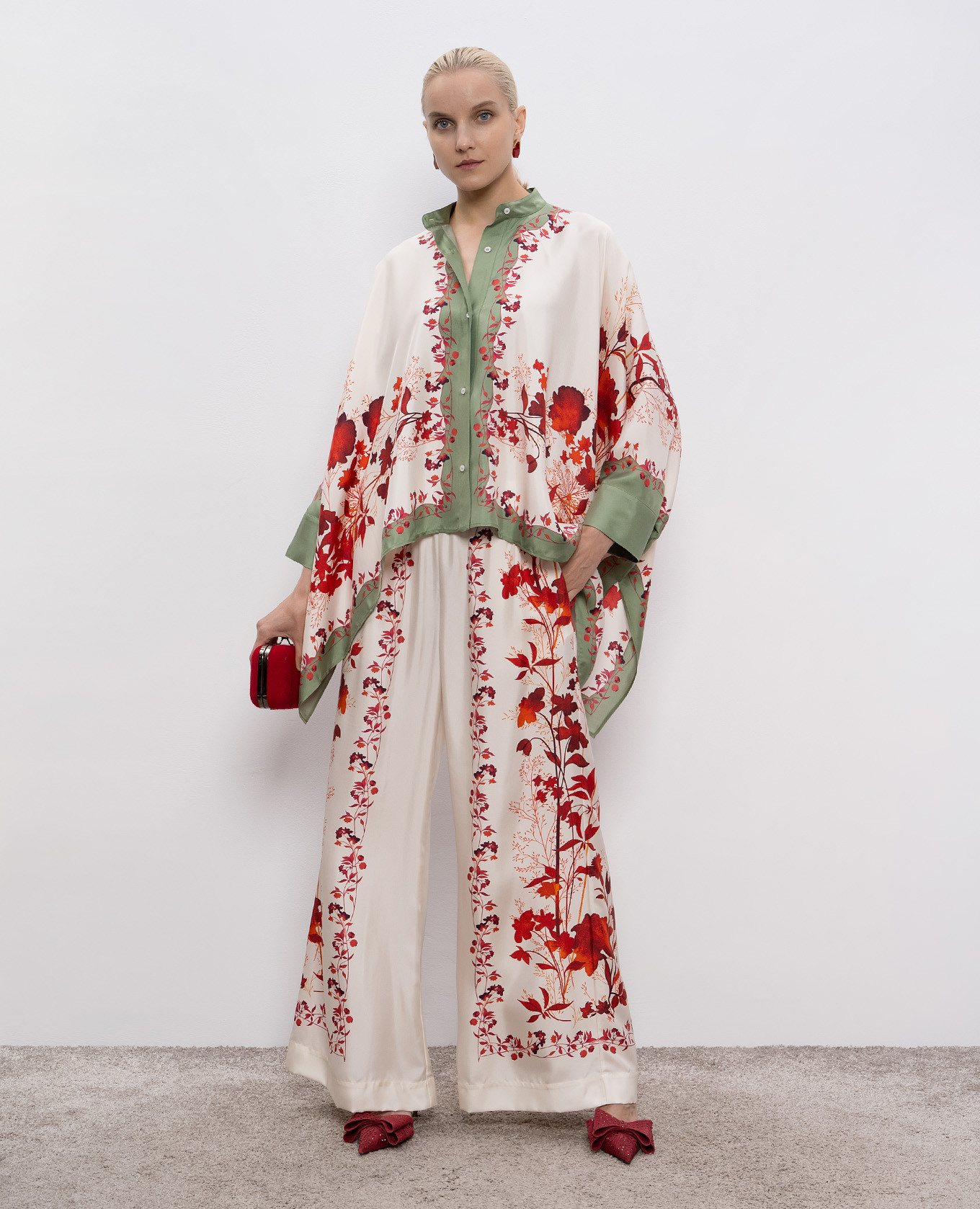 

Beige silk pants with floral print La DoubleJ