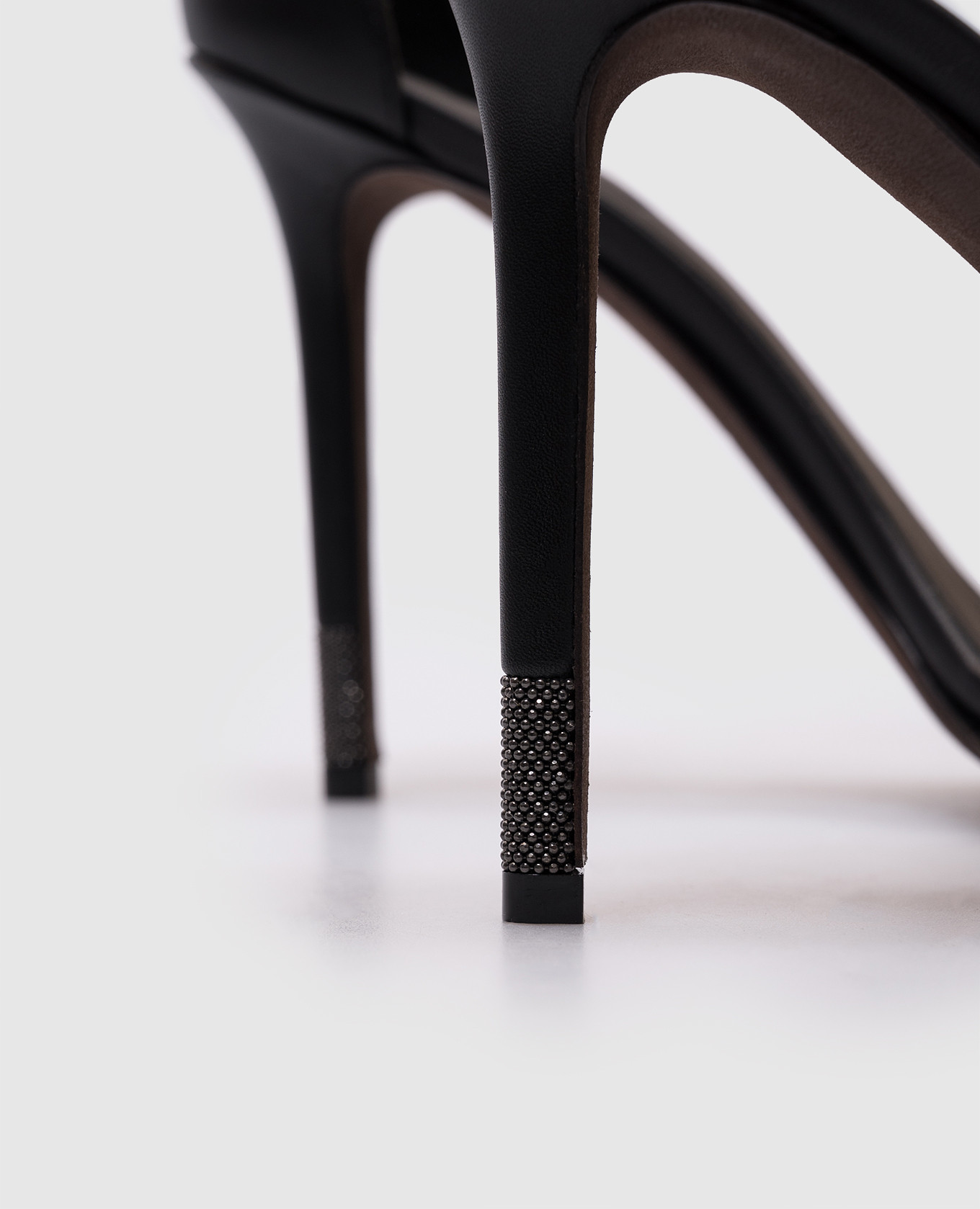 

Black leather sandals with a monil chain Brunello Cucinelli