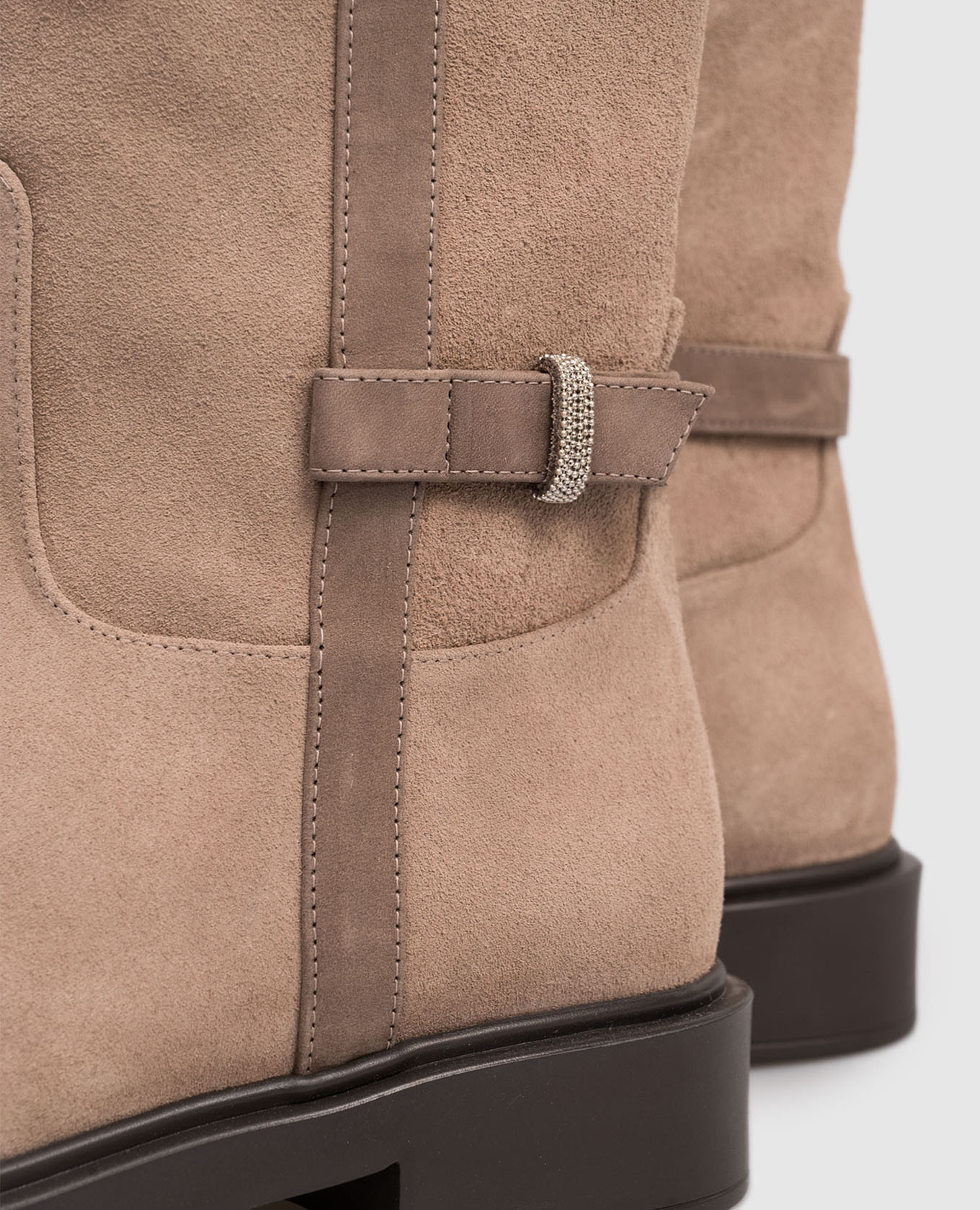 

Beige suede boots with monil chain Peserico