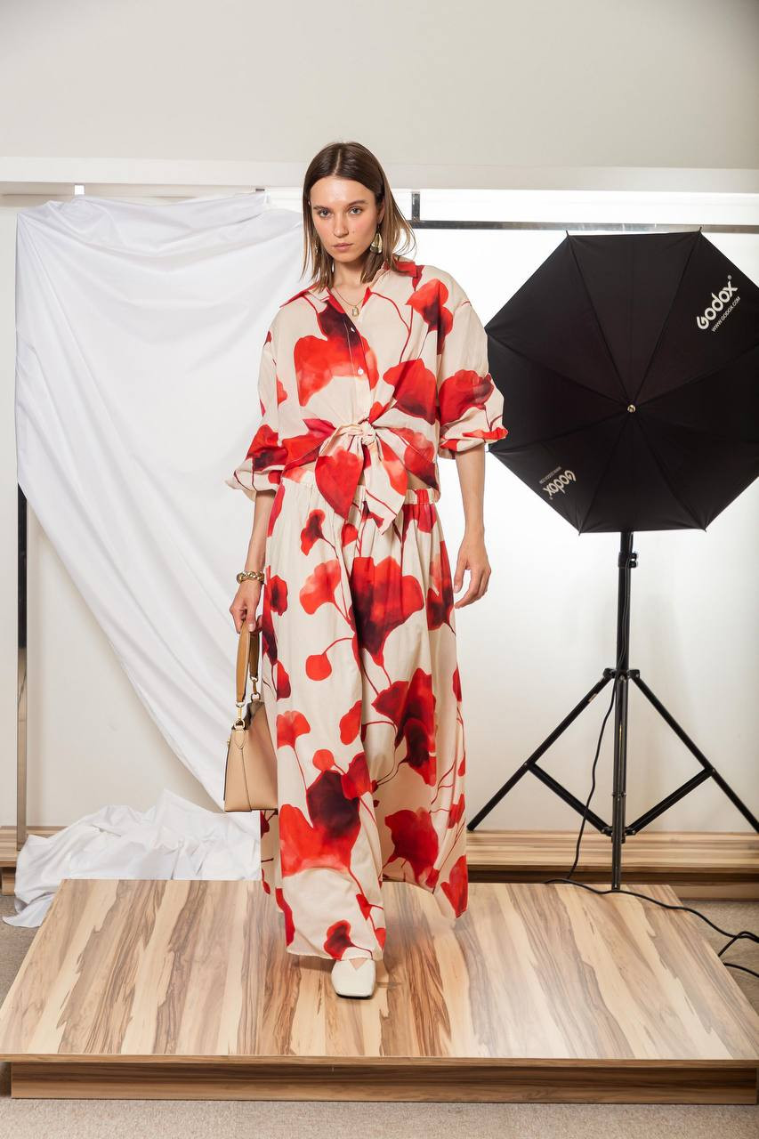 

Beige skirt with contrasting print Solotre