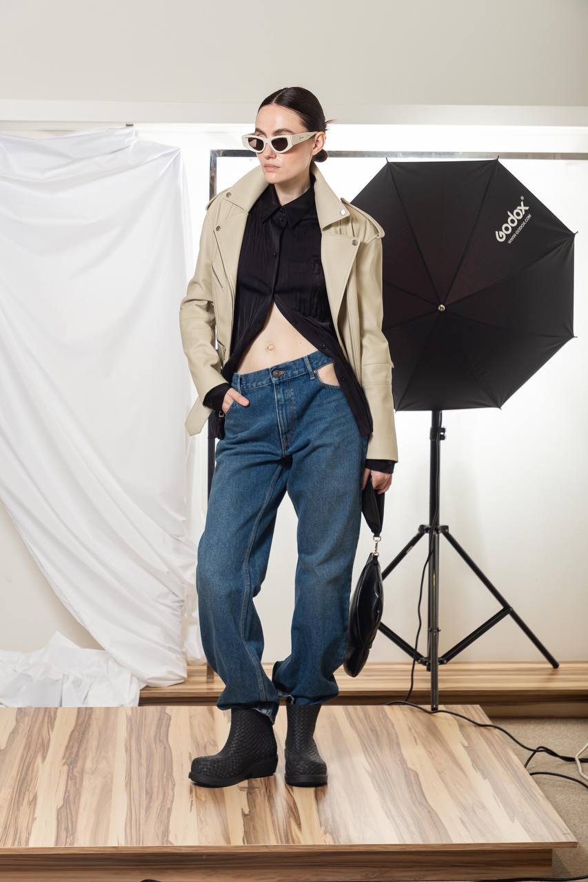 

Blue jeans with a curly neckline Gauchere