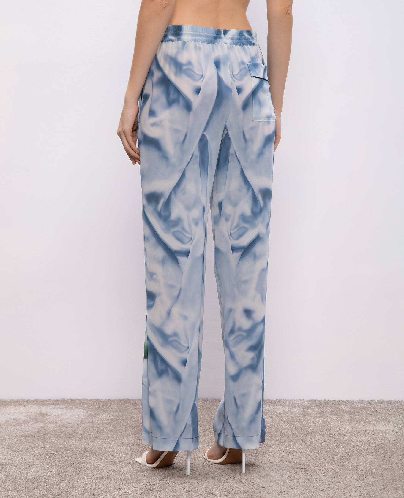 Blue silk pants with an abstract print in a pajama style Victoria Beckham 4