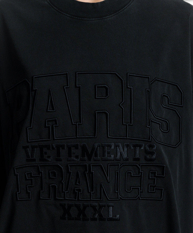 Vetements - Black t-shirt with embroidery with a distressed