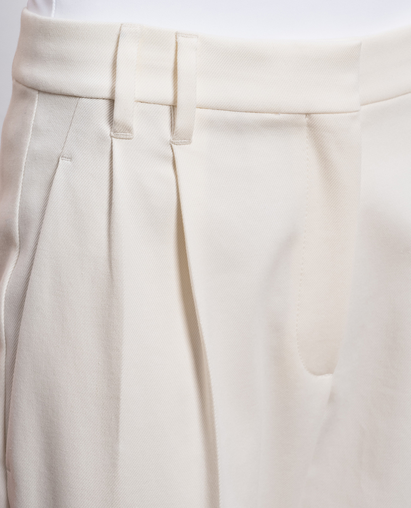 

White pants with a monil chain Brunello Cucinelli