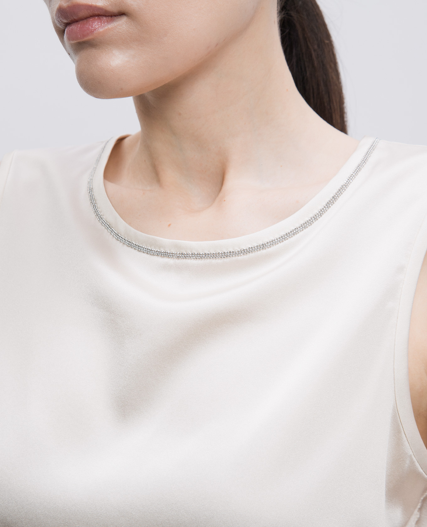 

Beige silk top with monil chain Peserico