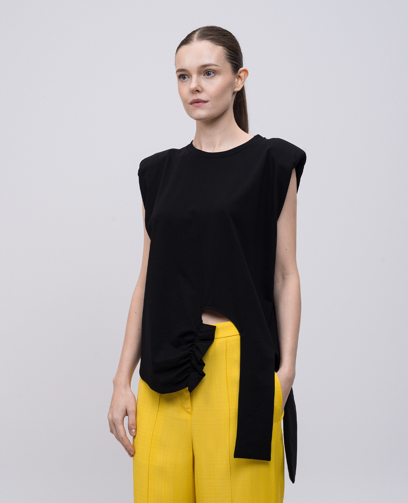 

Black top with a figure-hugging neckline Solotre