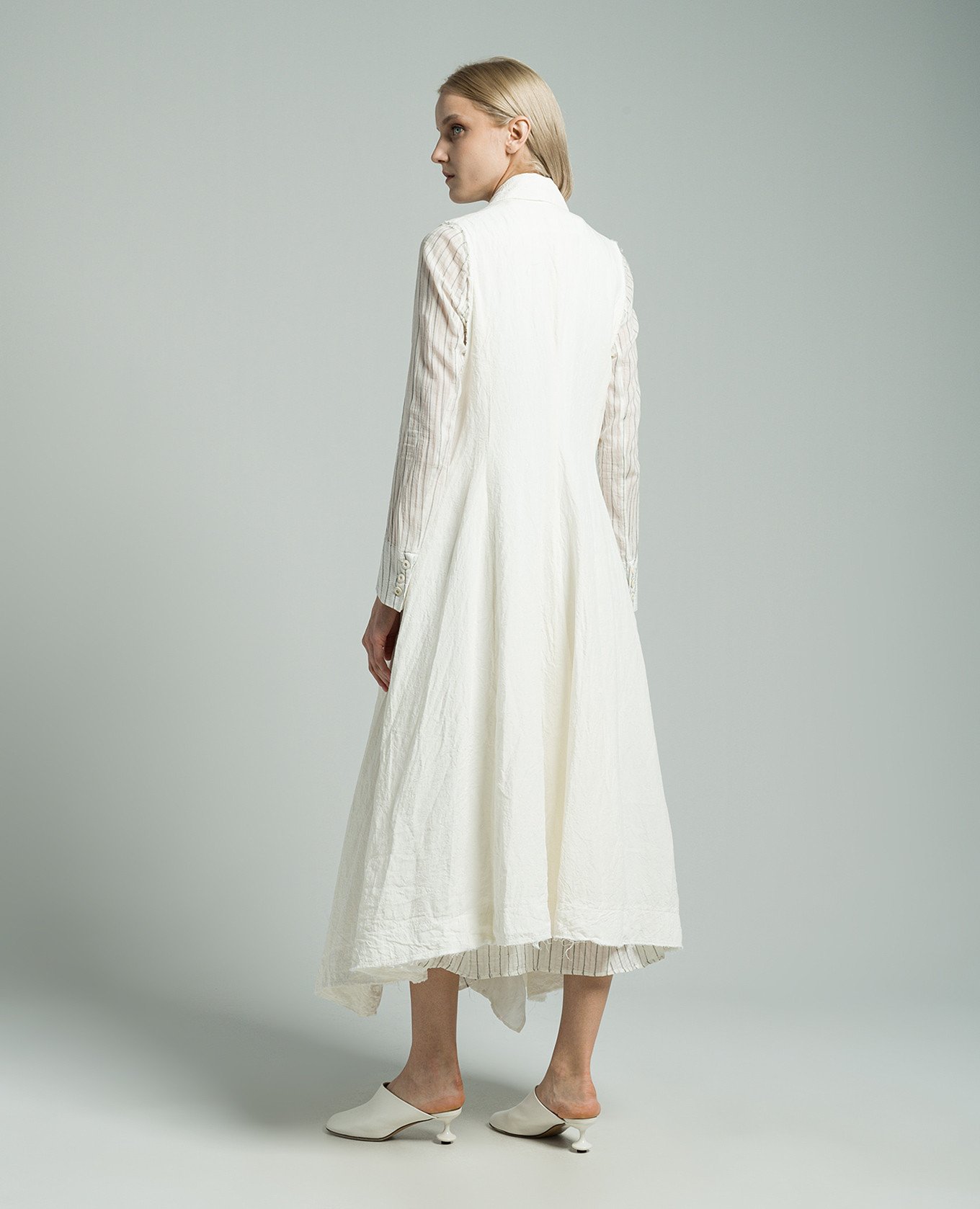 

White elongated vest made of linen with a reaper effect Marc Le Bihan