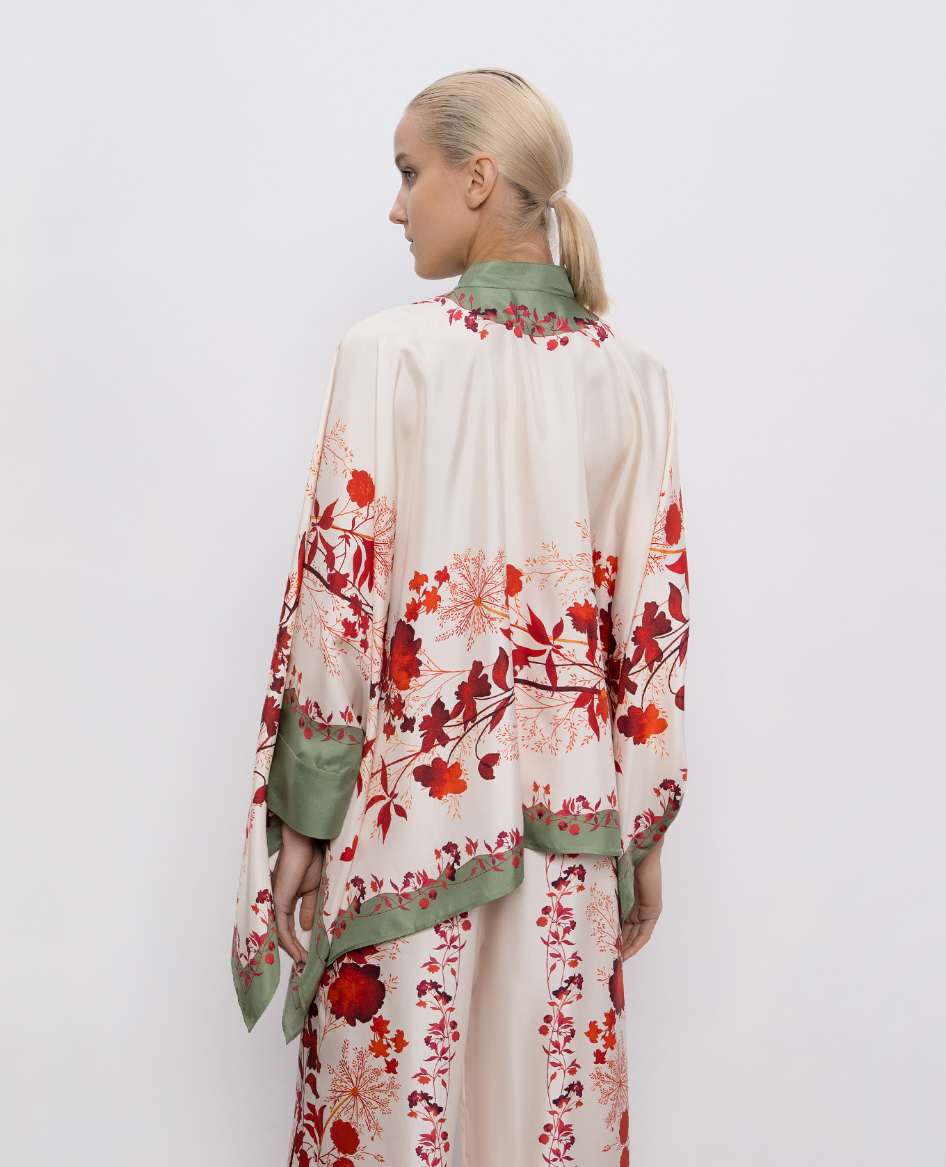 

Beige silk blouse with floral print La DoubleJ