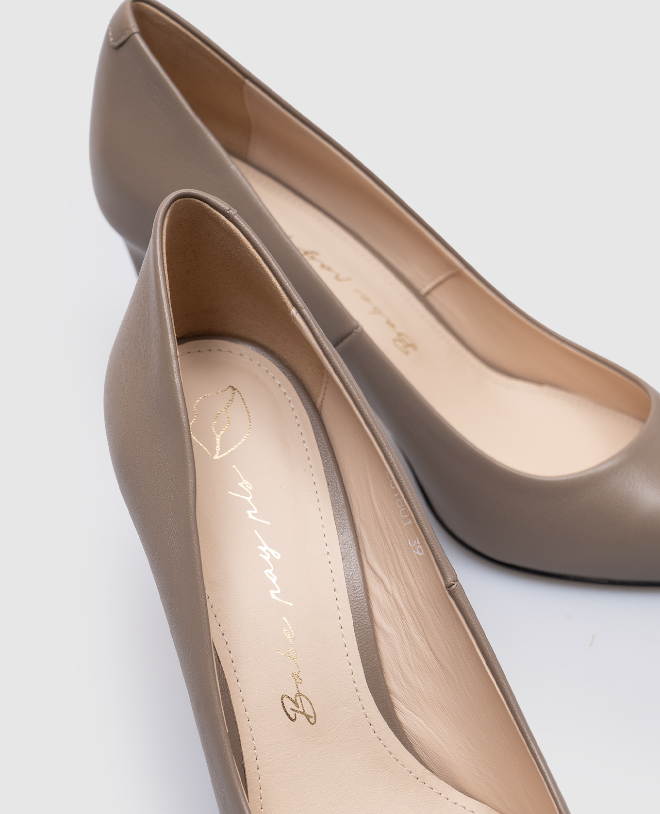 

Beige leather shoes Babe Pay Pls