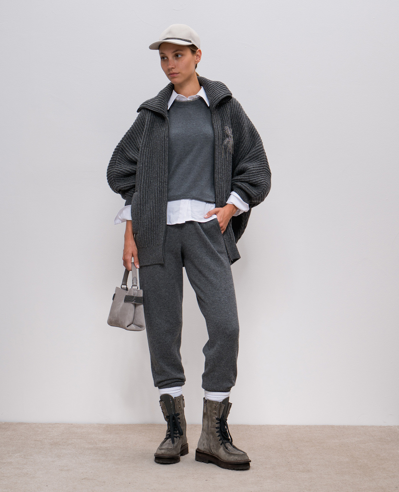 Gray t-shirt with monil chain made of ecolathuni Brunello Cucinelli 2