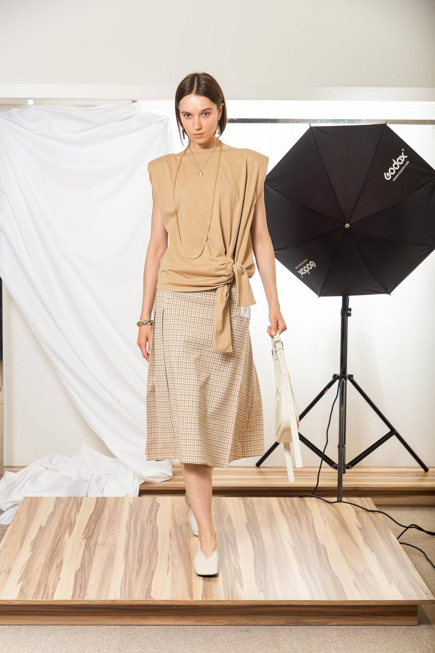 

Beige top with a figure-hugging neckline Solotre