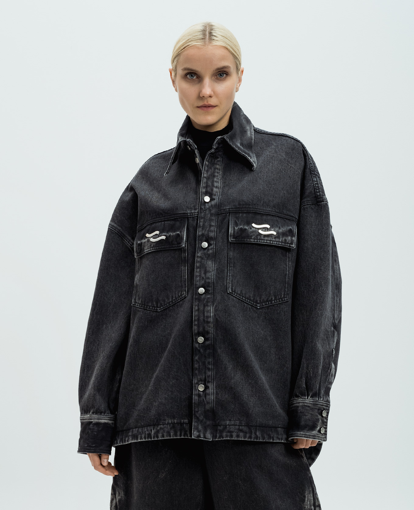 

Black denim jacket with a distressed effect SSHEENA