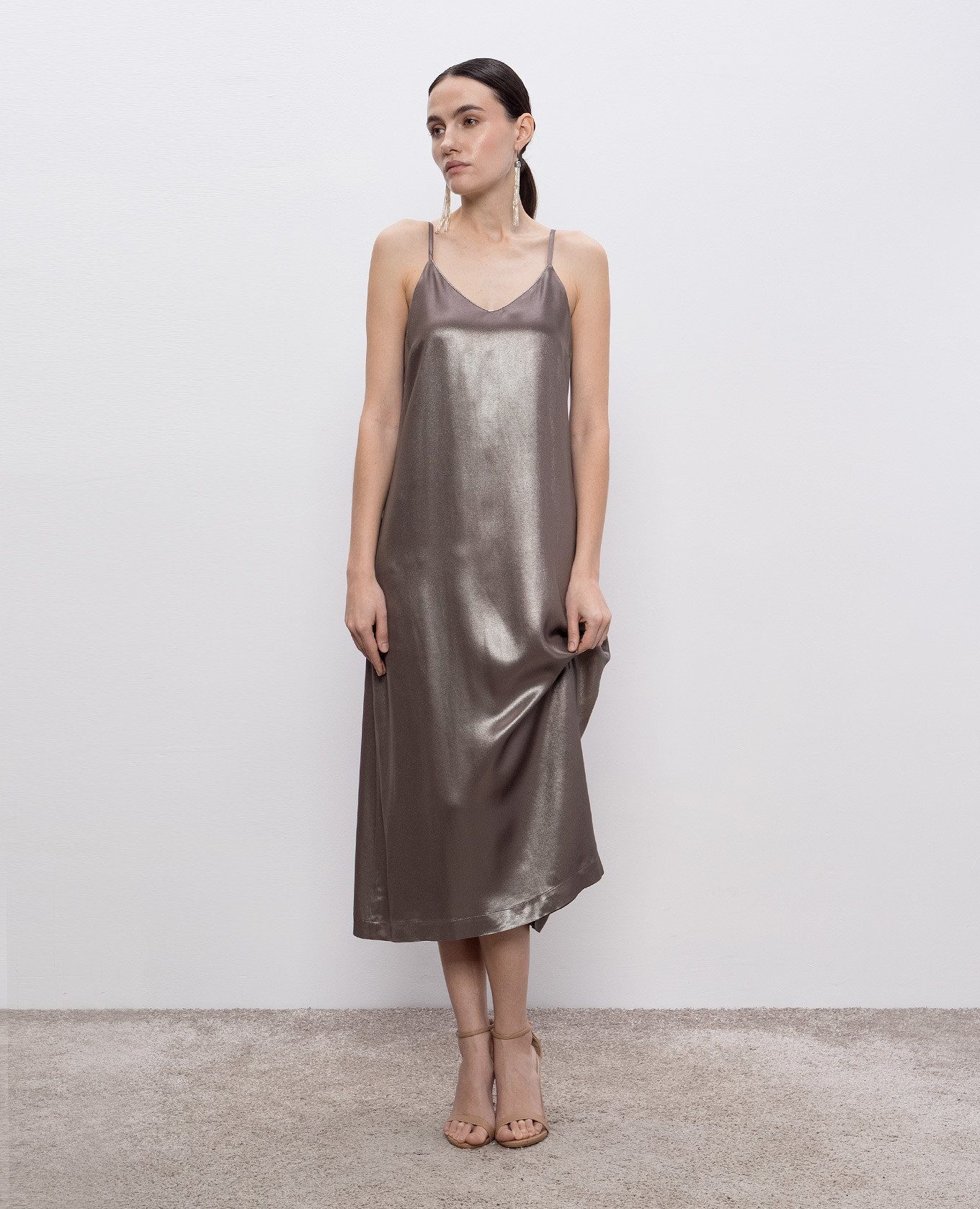 Brown dress with monil chain Peserico 2
