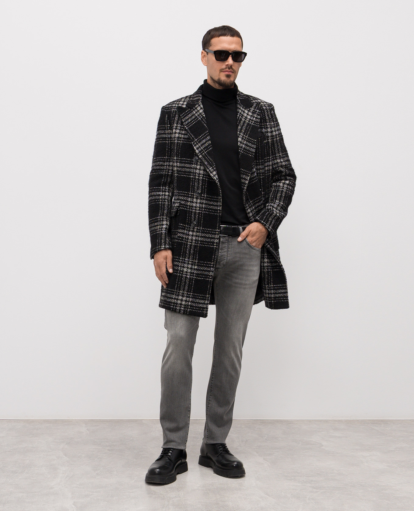 

Black double-breasted coat with checked wool Exibit