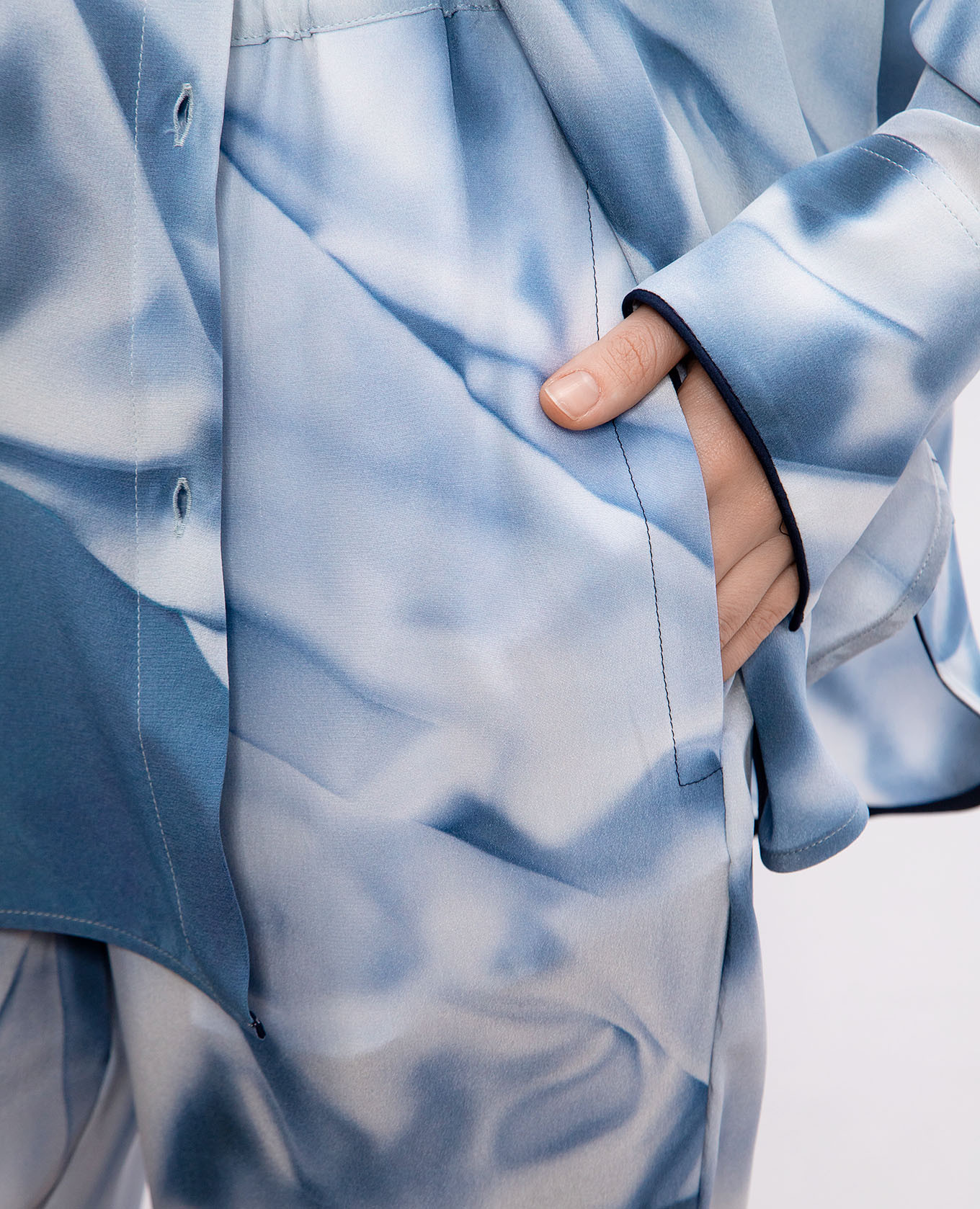 Blue silk pants with an abstract print in a pajama style Victoria Beckham 5