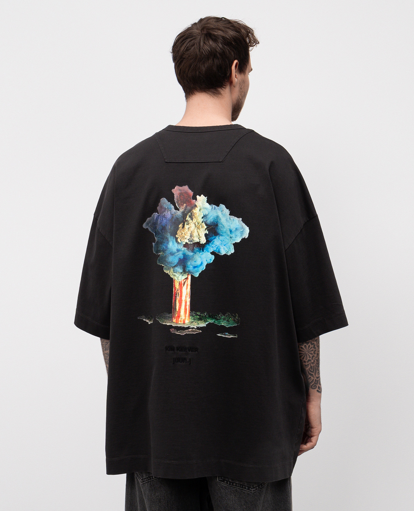 

KIM KEEVER Flower Base black t-shirt Juun.j