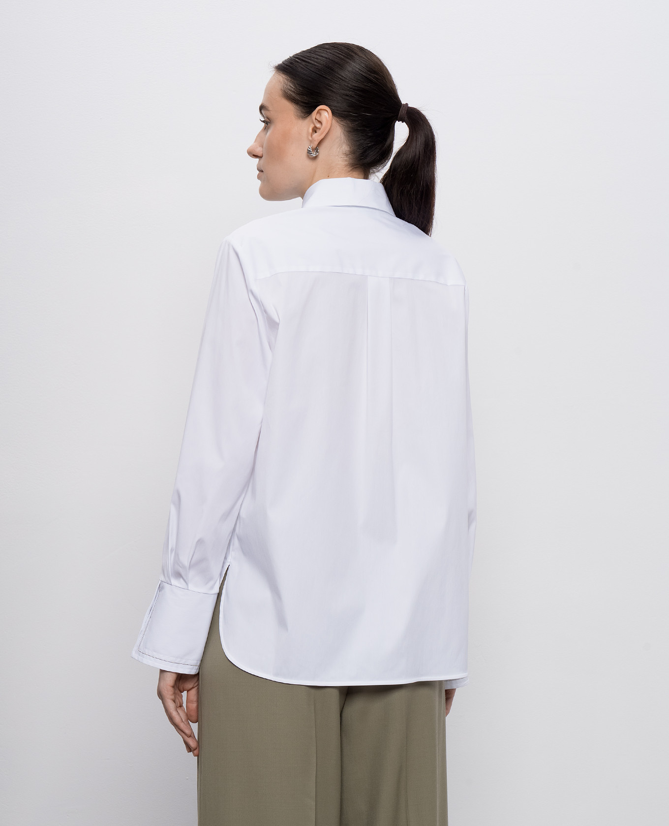 

White straight-cut shirt with a monil chain Peserico