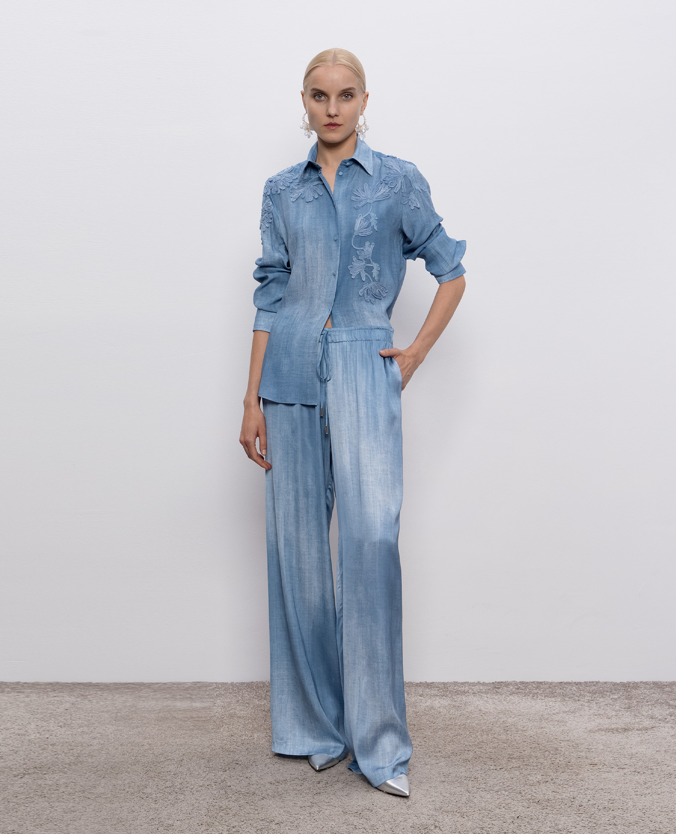 

Blue blouse with floral applique Ermanno Scervino, Light blue