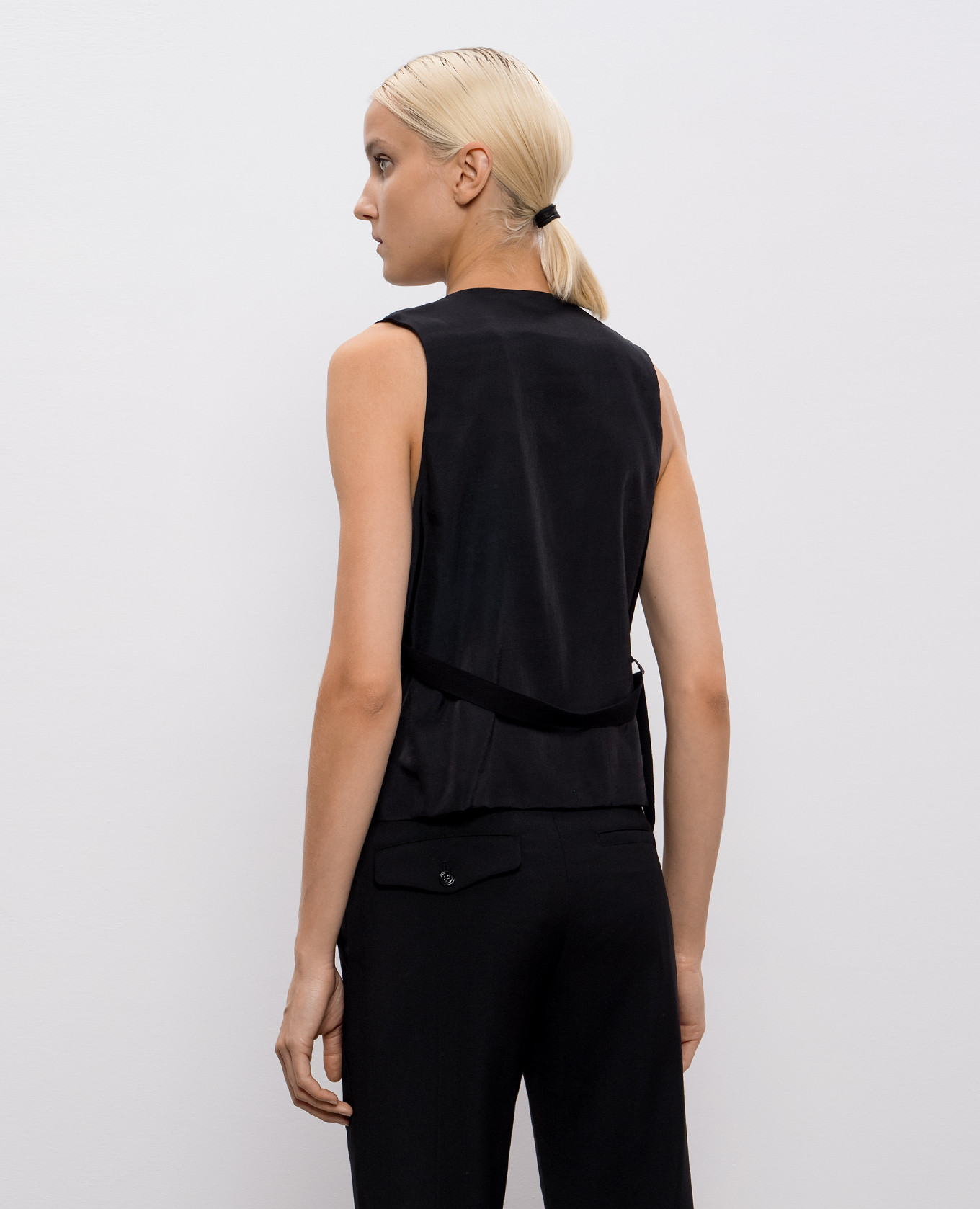 

Janessa black wool vest Ann Demeulemeester