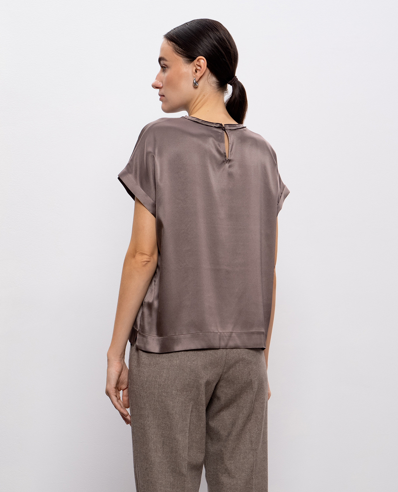 

Brown silk top with monil chain Peserico