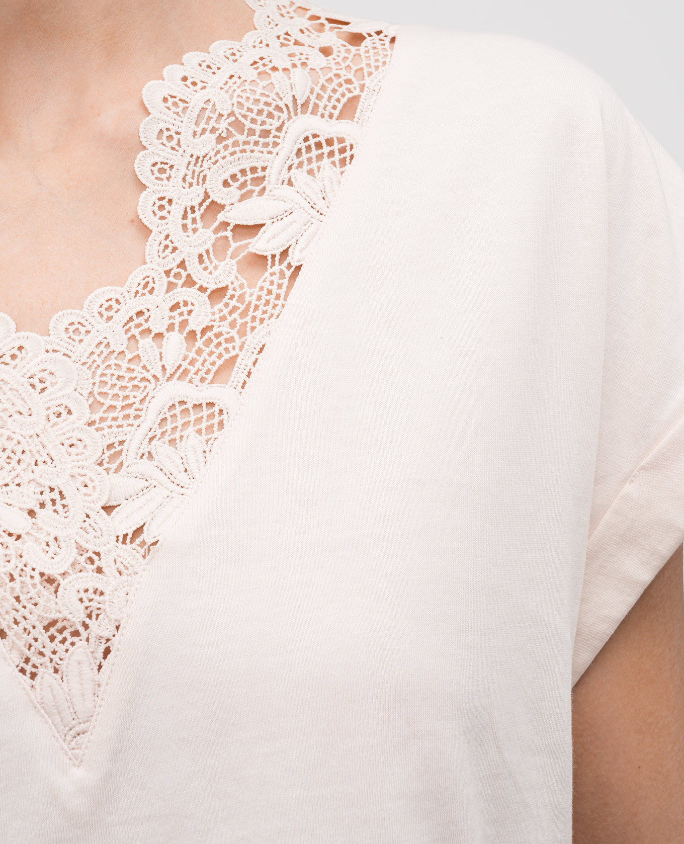 

Beige T-shirt with lace Twinset