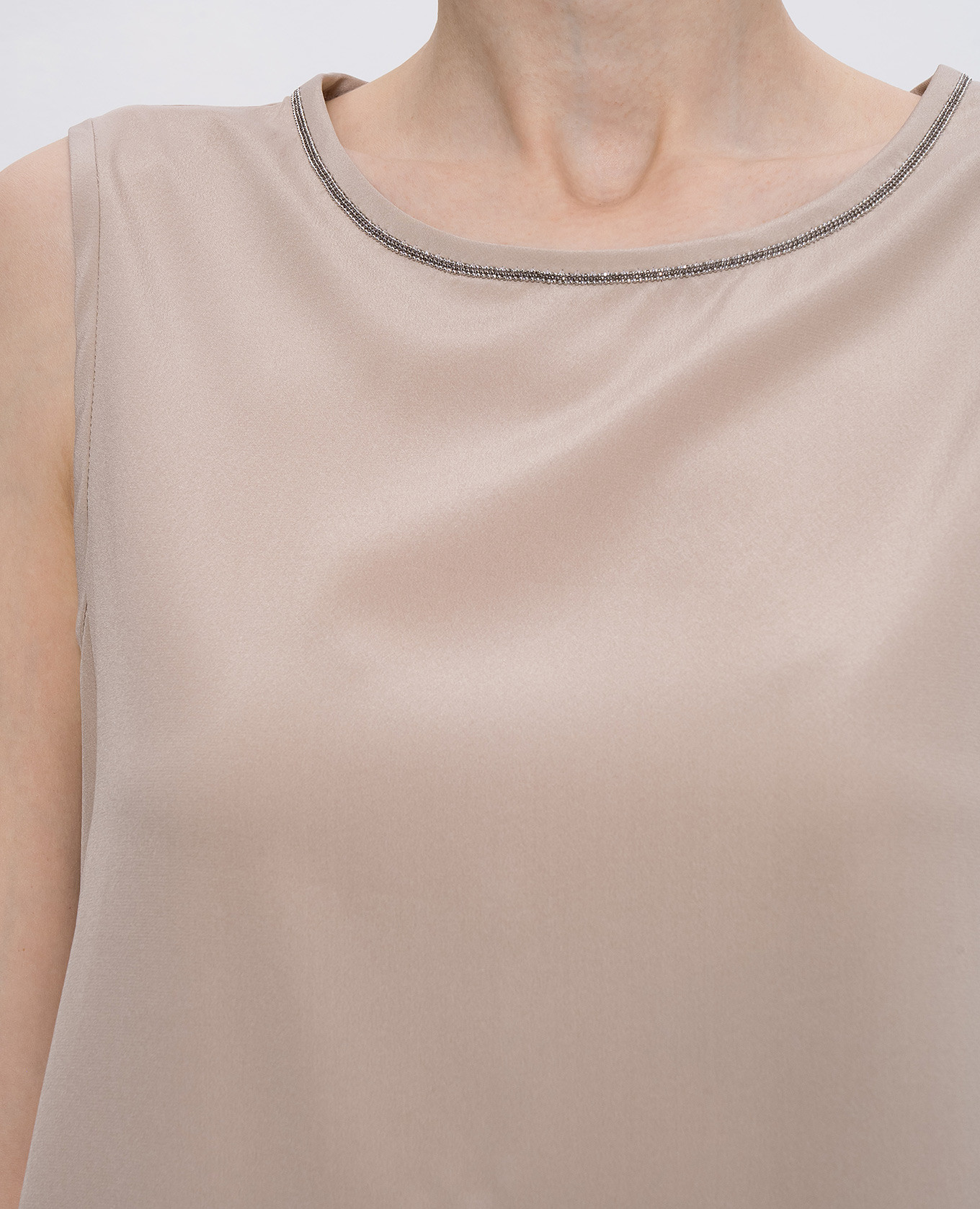 

Beige silk top with monil chain Peserico