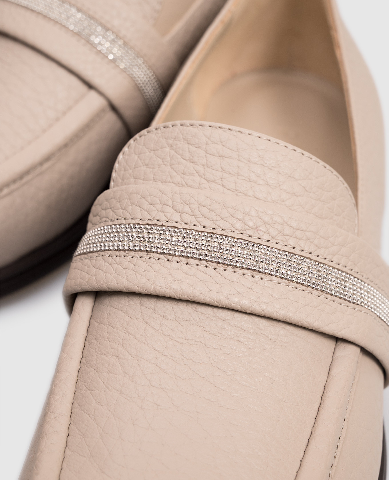 

Beige leather loafers with a monil chain Peserico