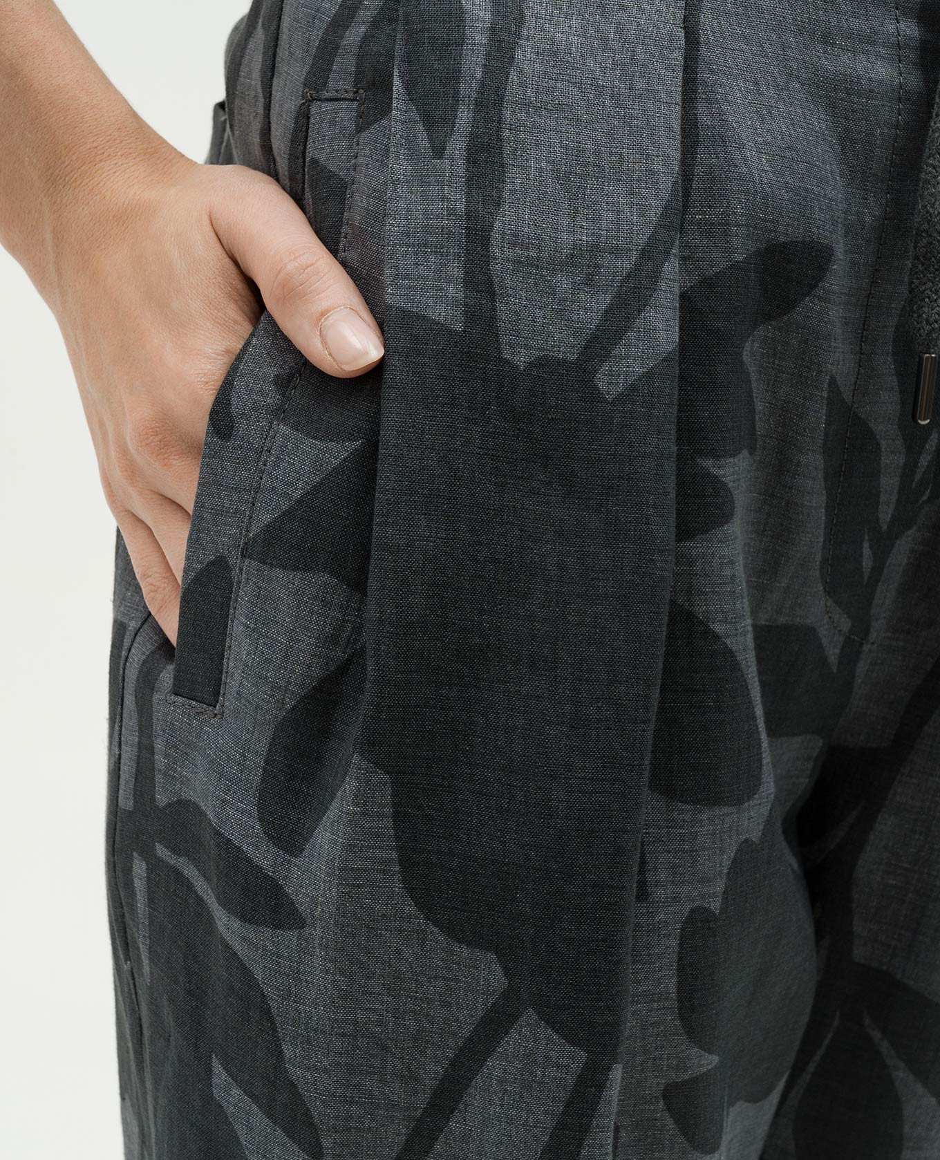 Gray linen pants in a floral print Brunello Cucinelli 5