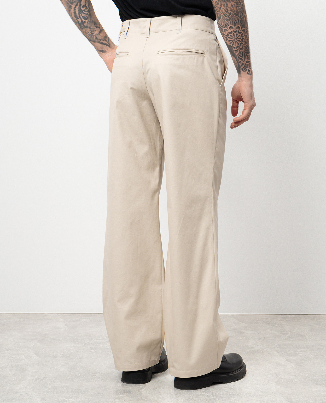 

Beige pants with a metal element Heliot Emil