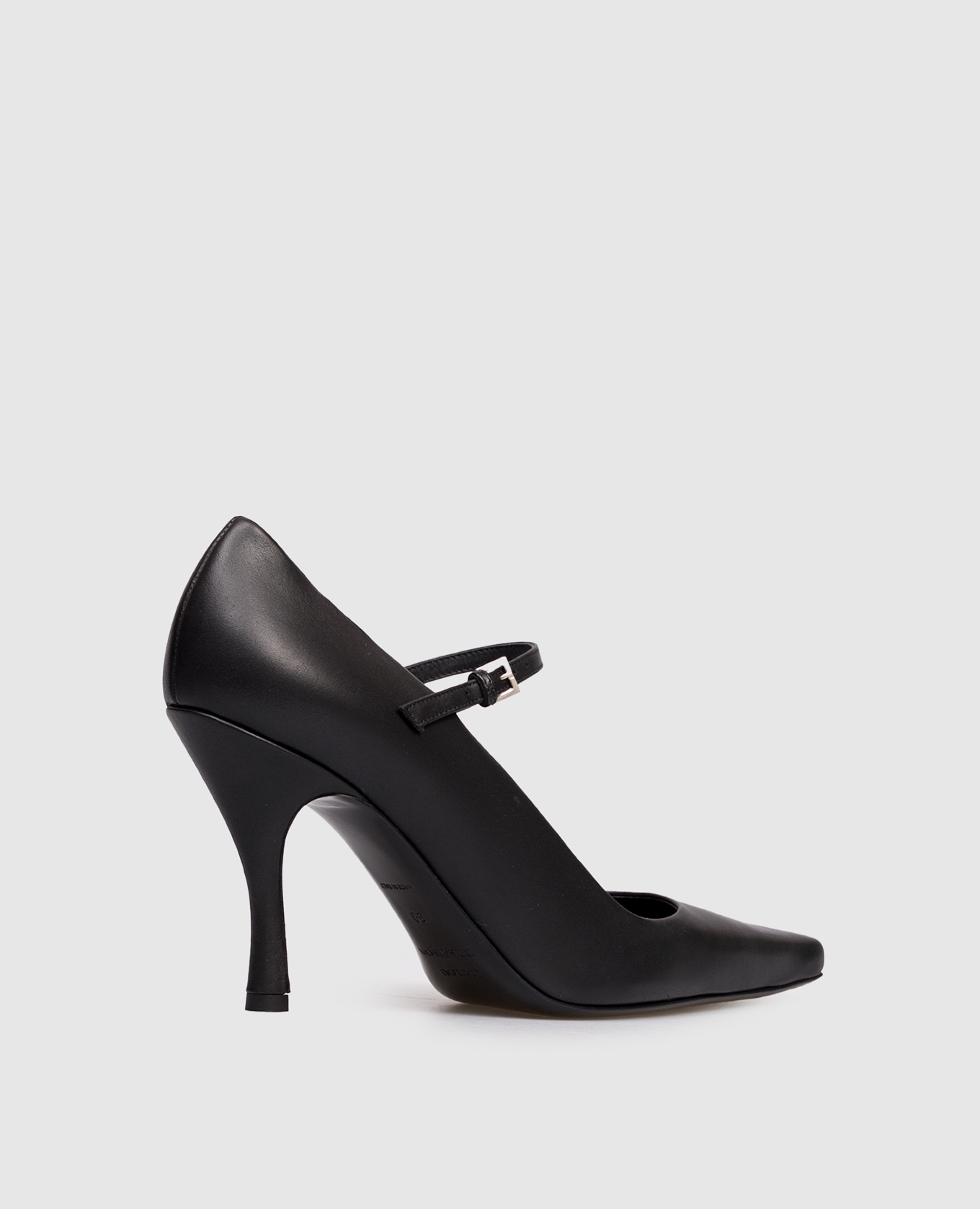 Black leather shoes CAREY Loulou de Saison 3