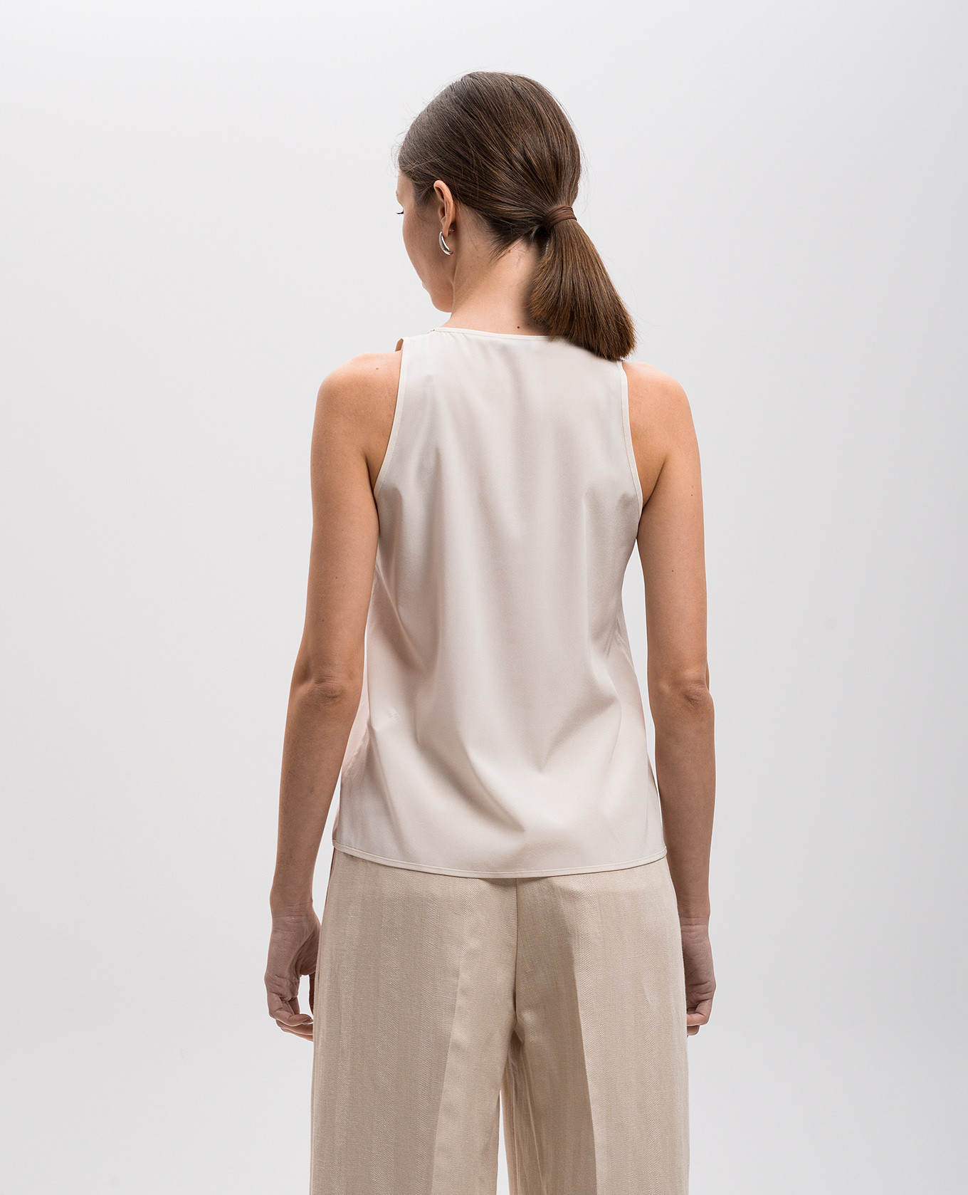 

Beige silk top with monil chain Peserico