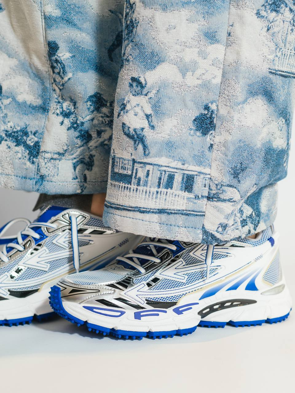 

Be Right Back white sneakers Off-White
