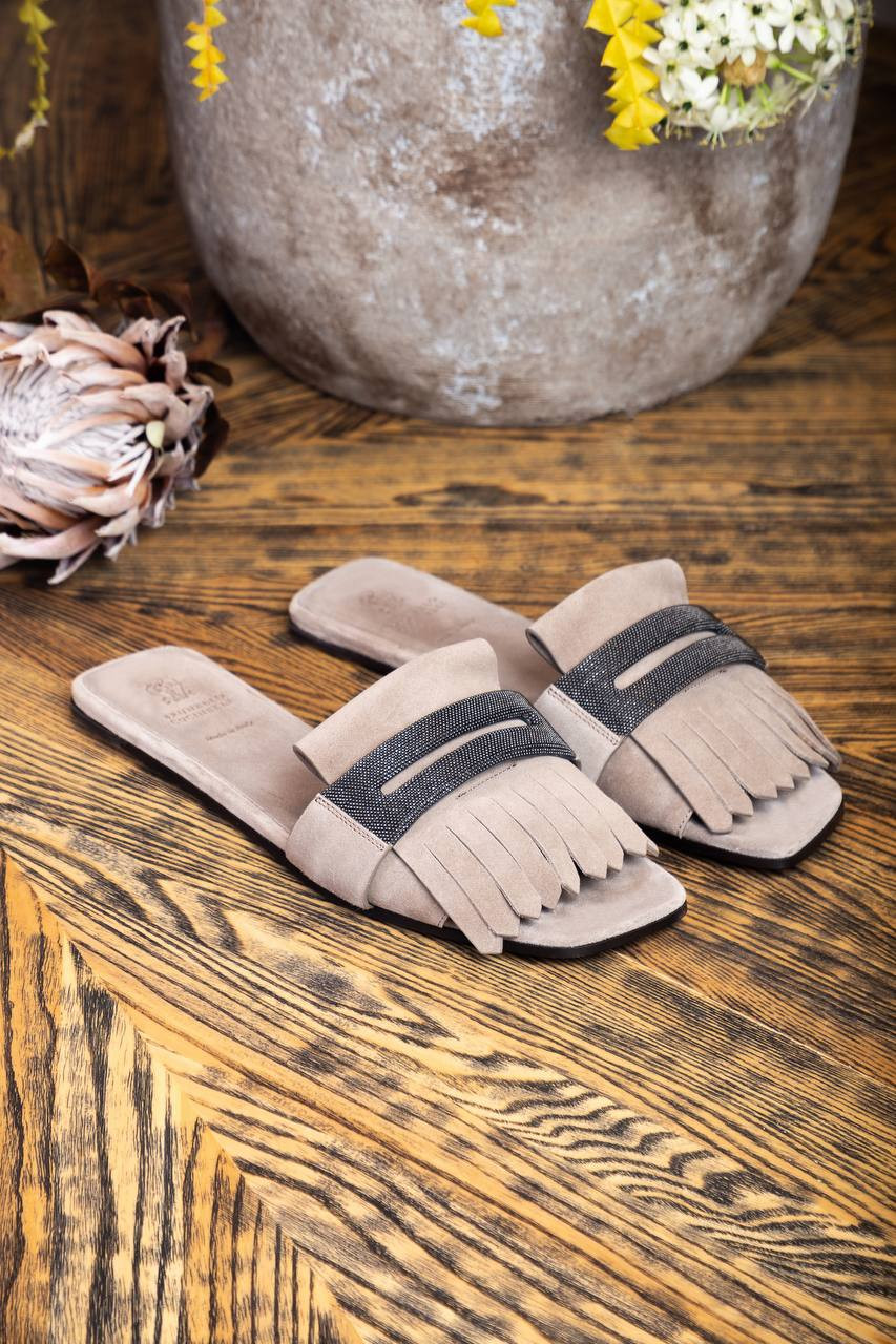 

Beige suede flip-flops with a monil chain Brunello Cucinelli