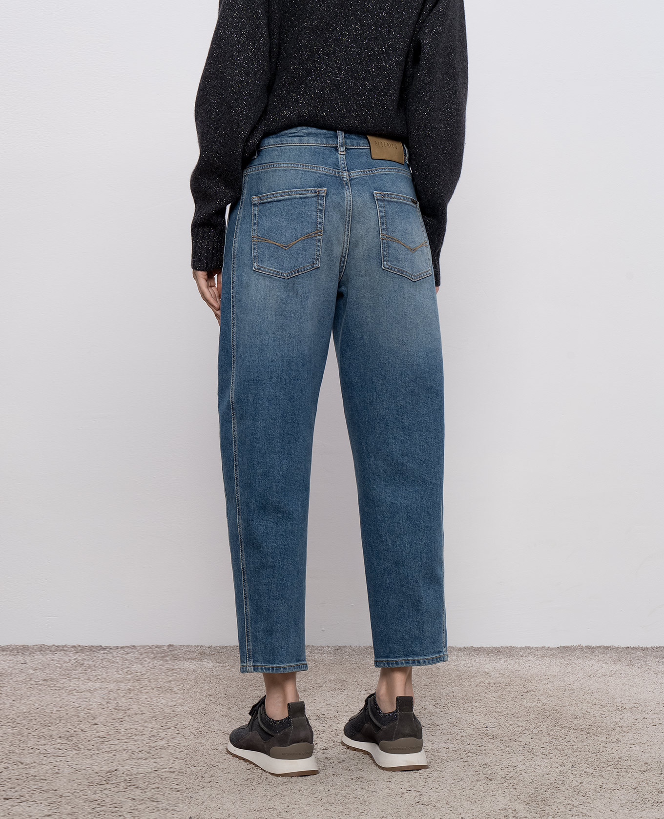 

Blue mom jeans with logo patch Peserico
