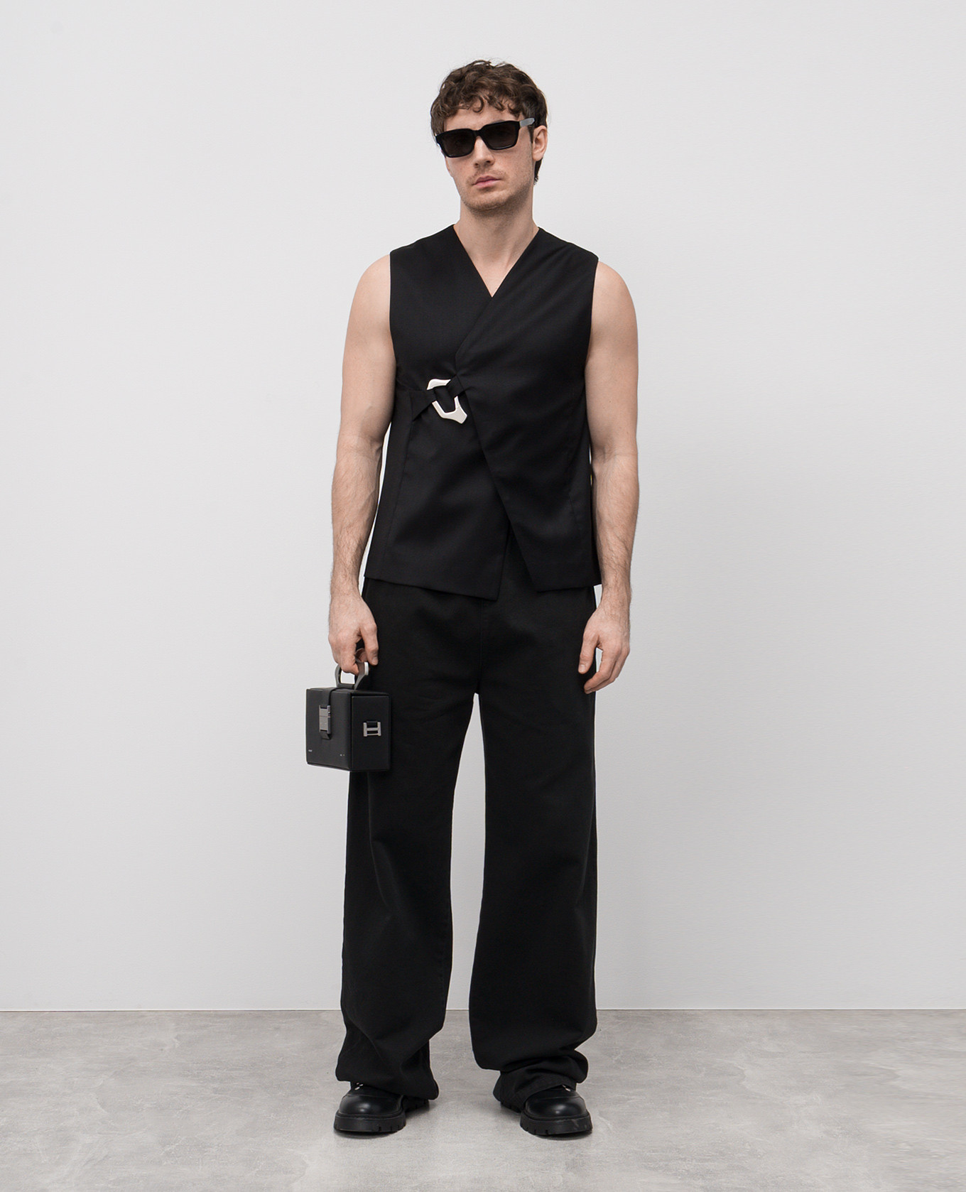 

Black Ferro wool vest with a smell Heliot Emil