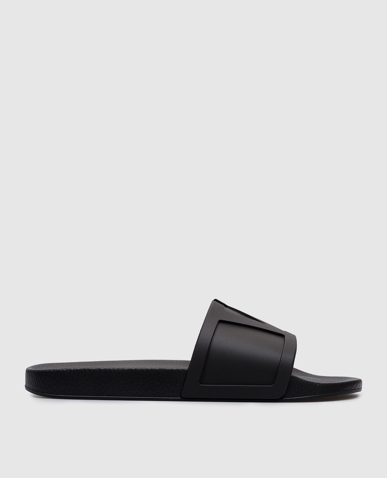 Black flip-flops with textured vlogo logo valentino