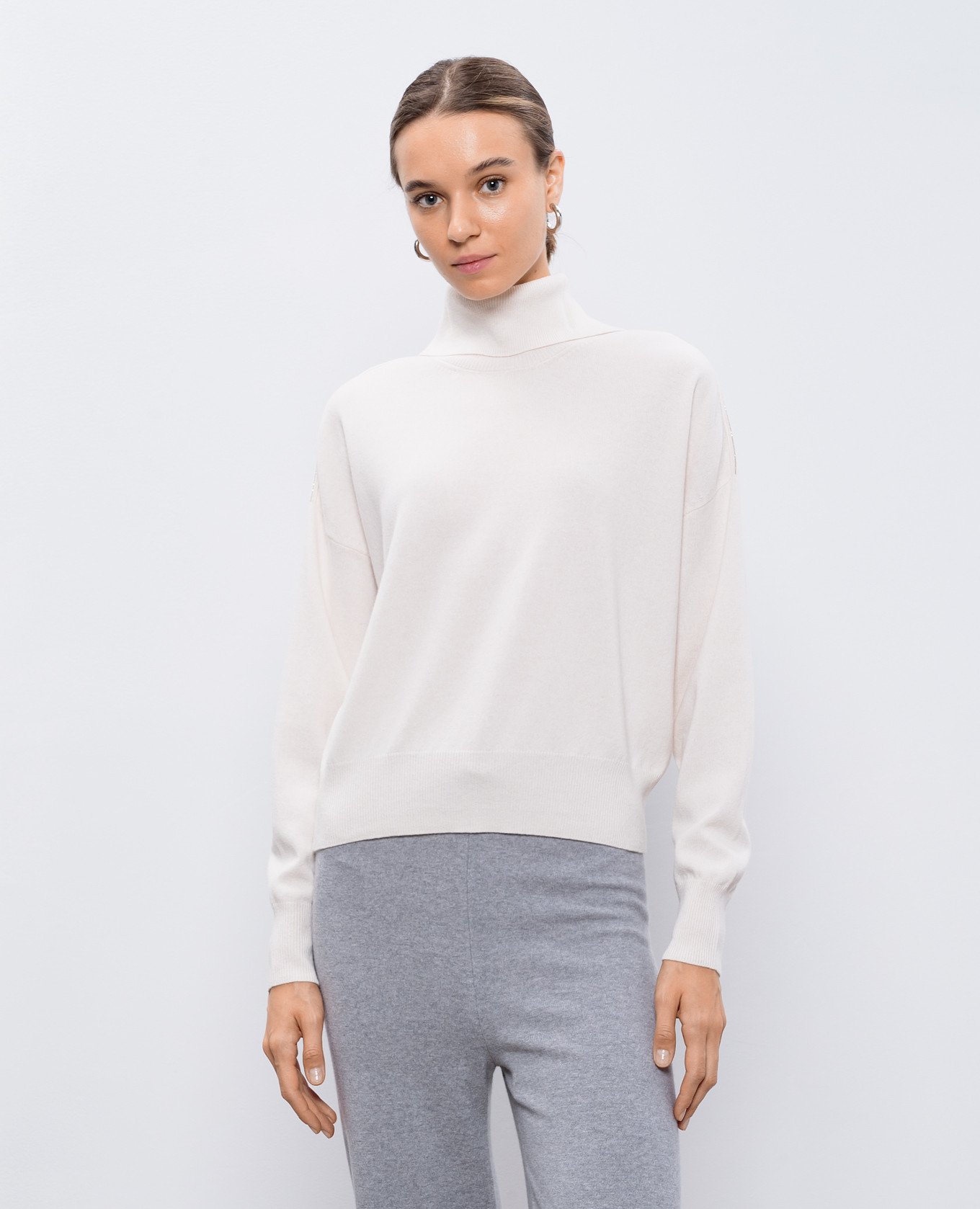 

Beige wool, silk and cashmere turtleneck with monil chain Peserico