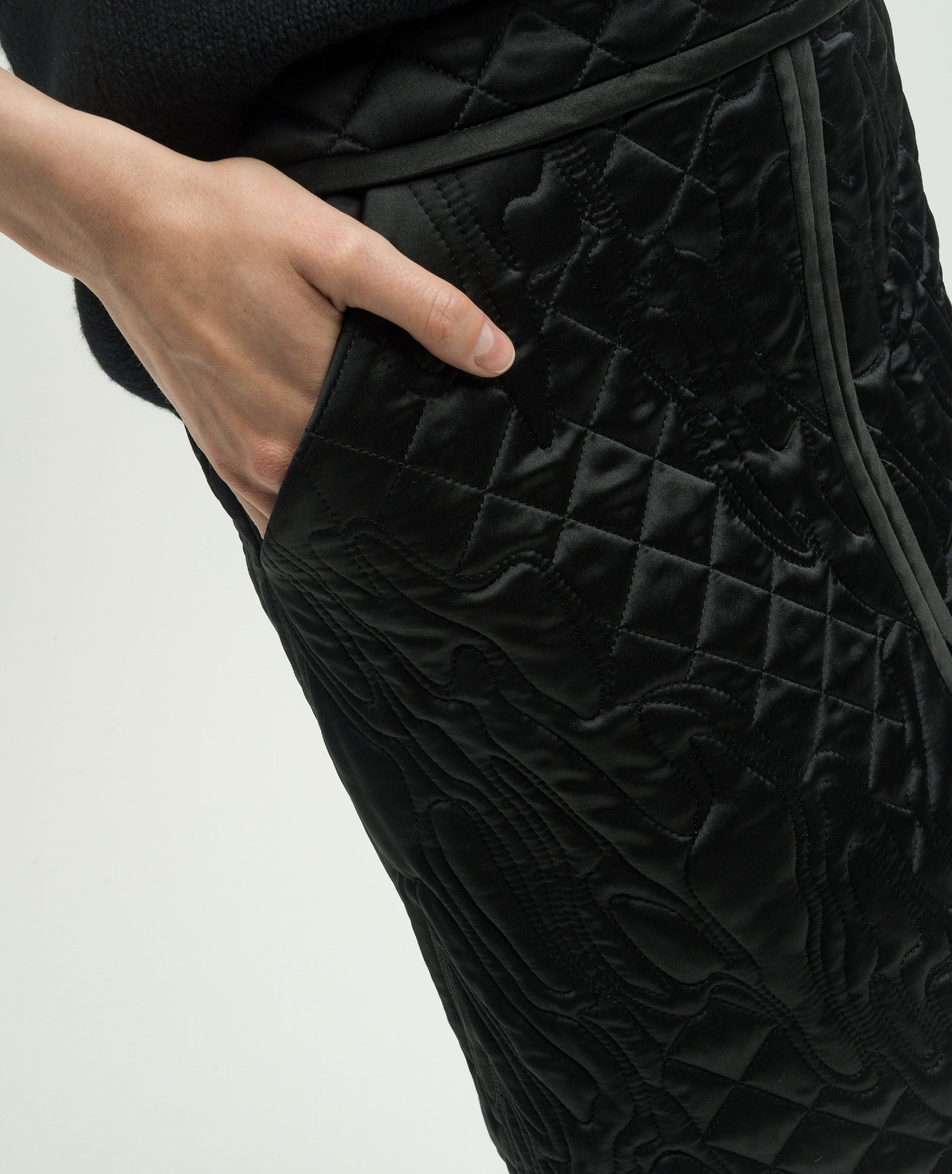 Black skirt made of silk with figured quilting Tom Ford 5
