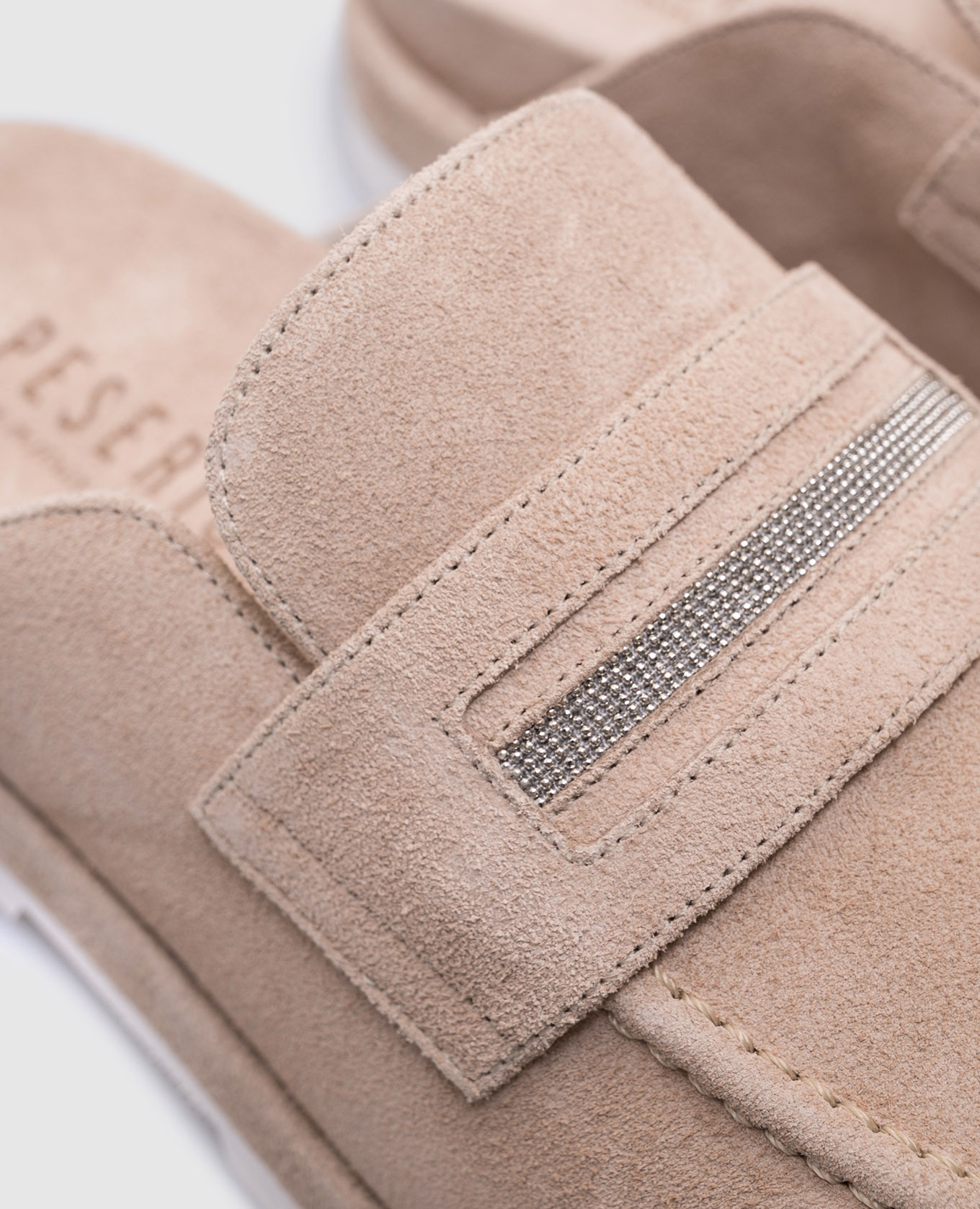 

Beige suede mules with monil chain Peserico