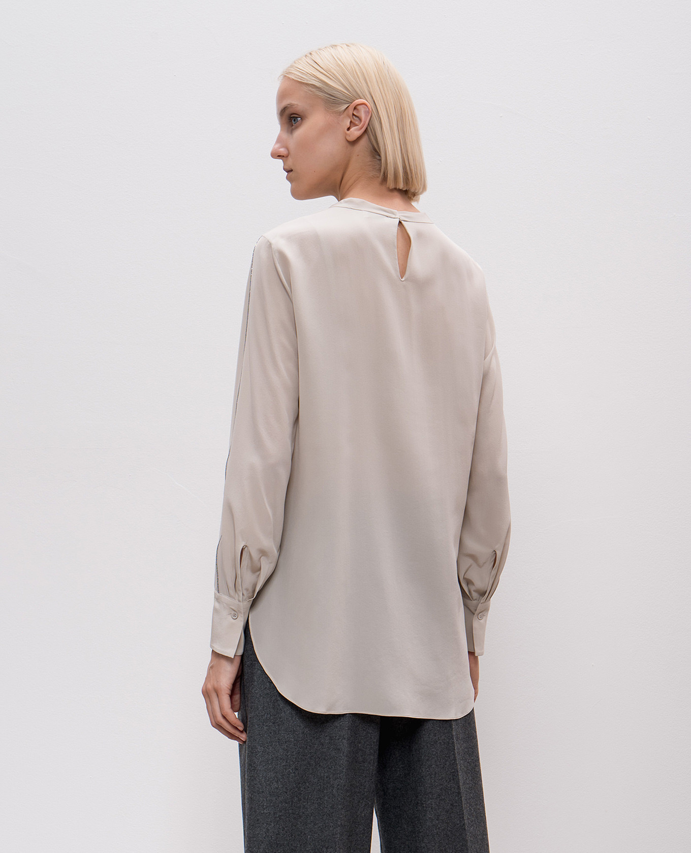 Beige silk blouse with monil chain Brunello Cucinelli 4