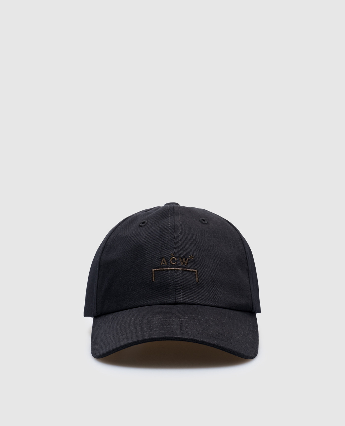 Black cap with logo embroidery a cold wall