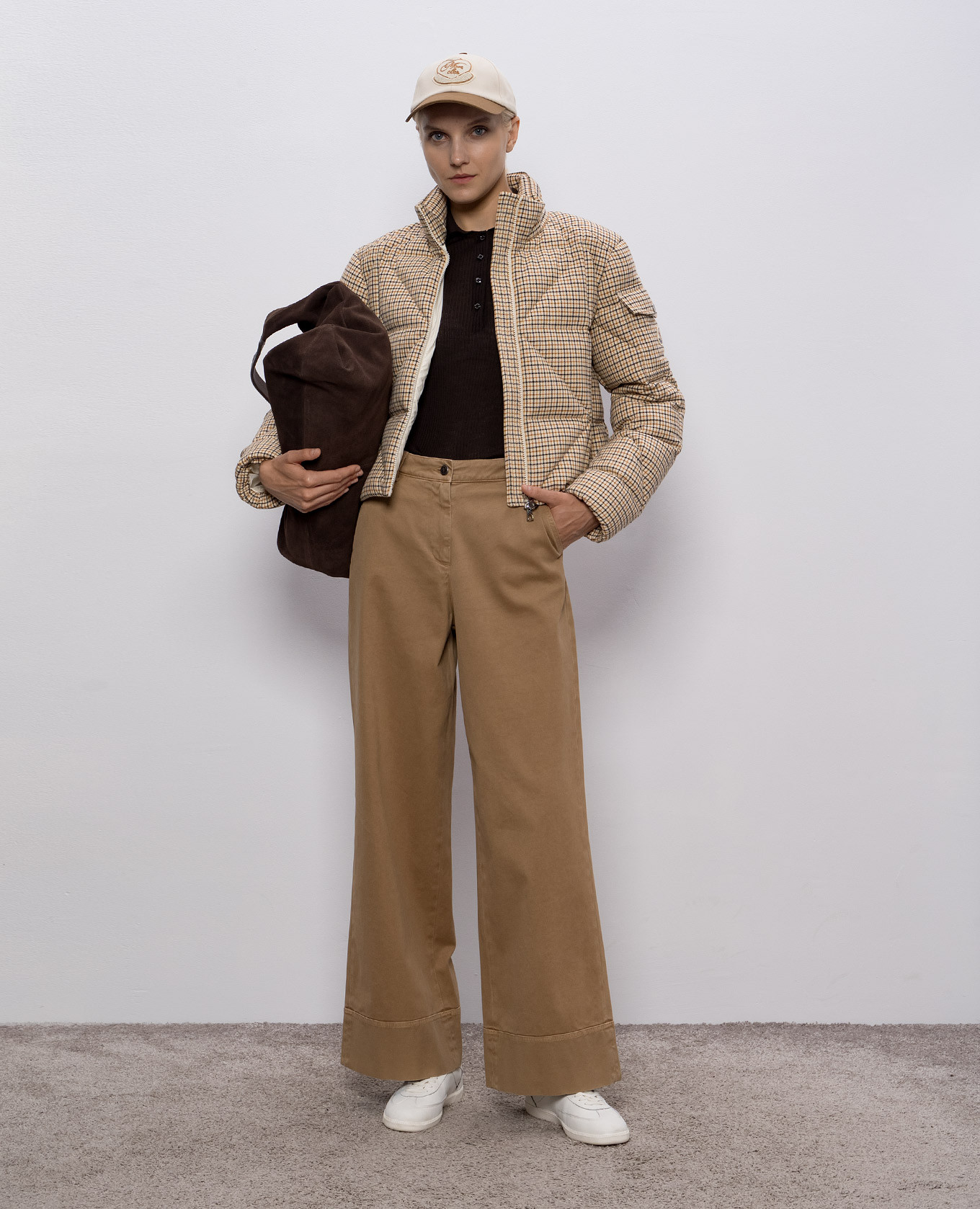 

Brown pants with logo patch Moncler