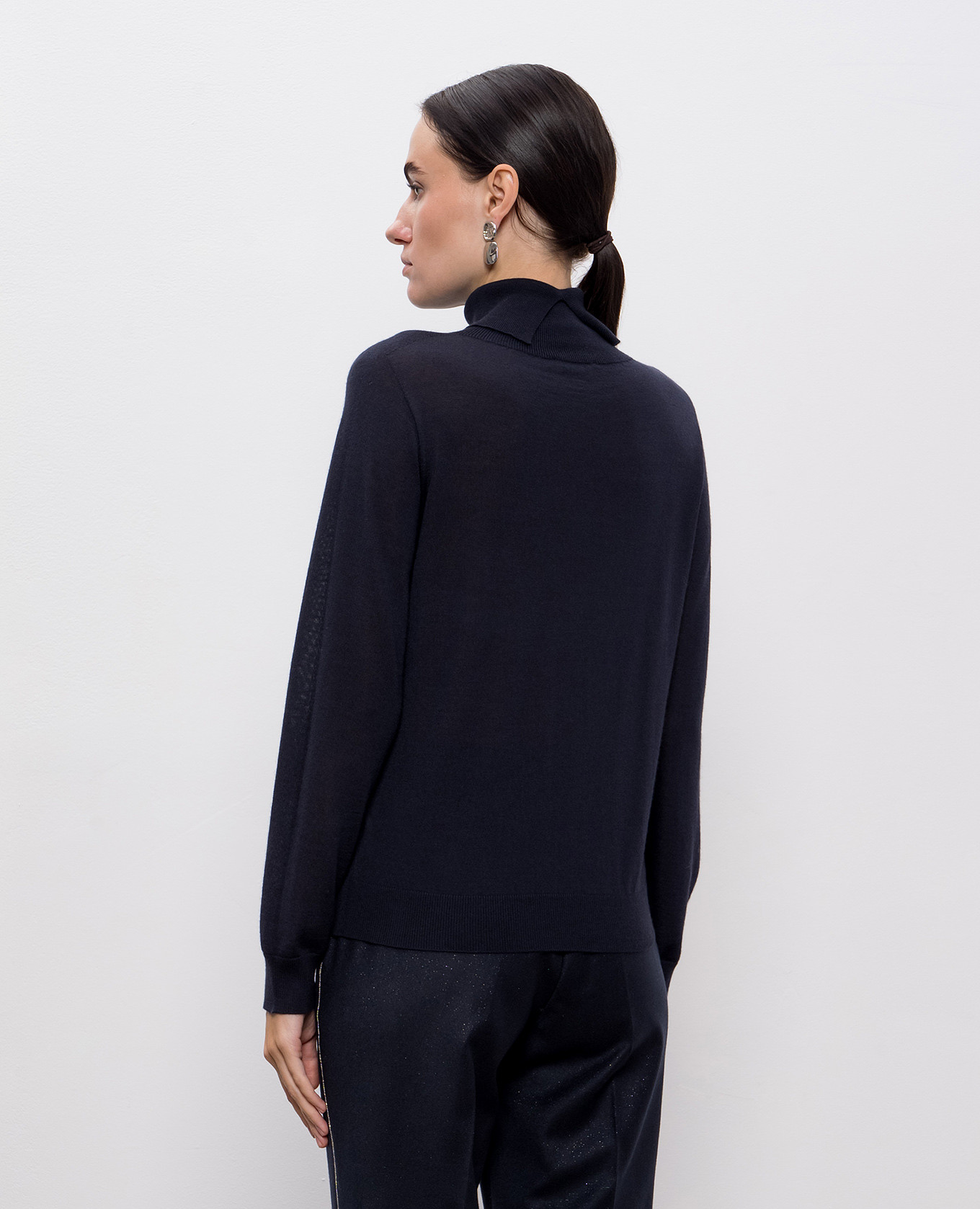 

Blue cashmere and silk turtleneck with monil chain Peserico