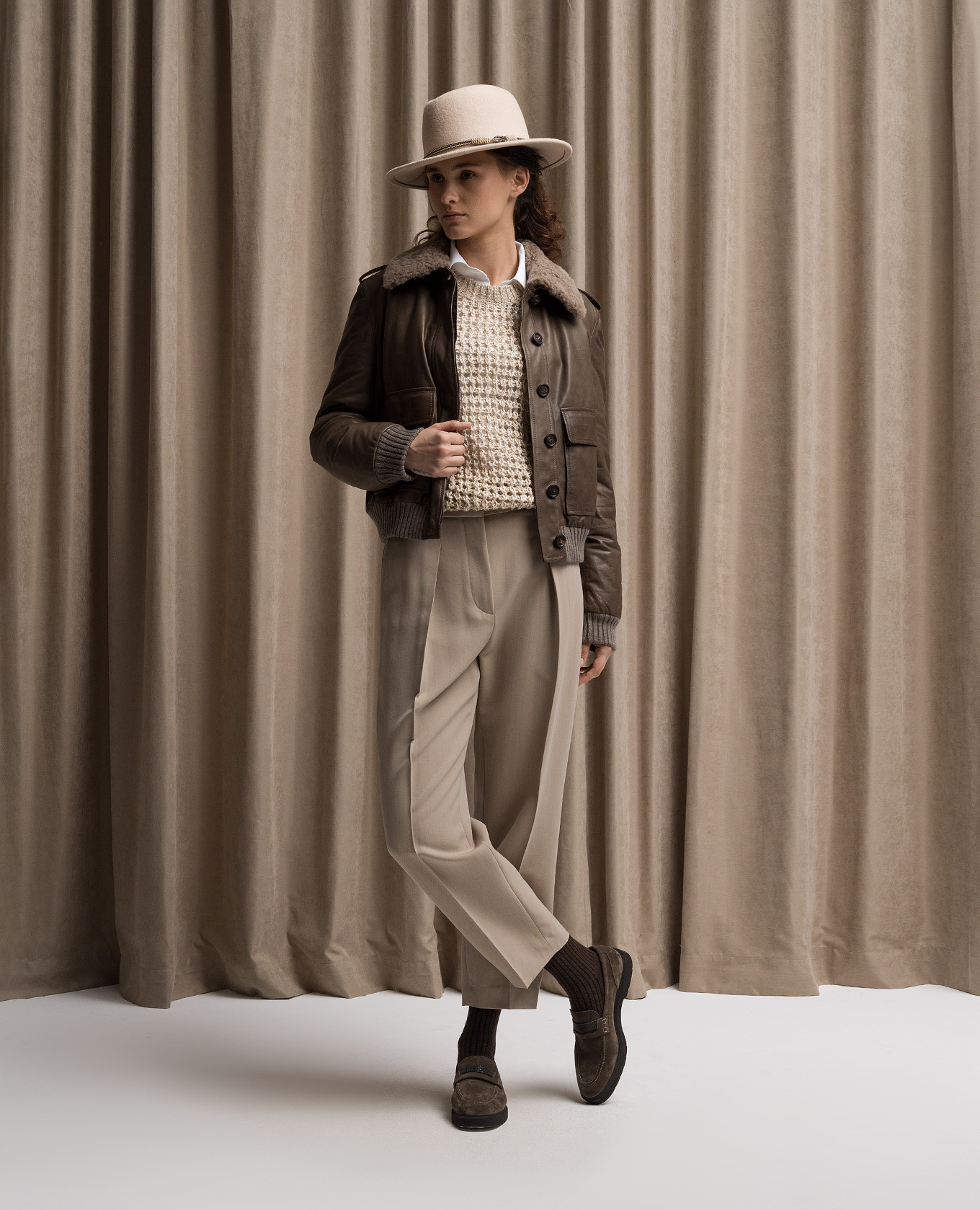 Beige pants with wool with monil chain Brunello Cucinelli 2