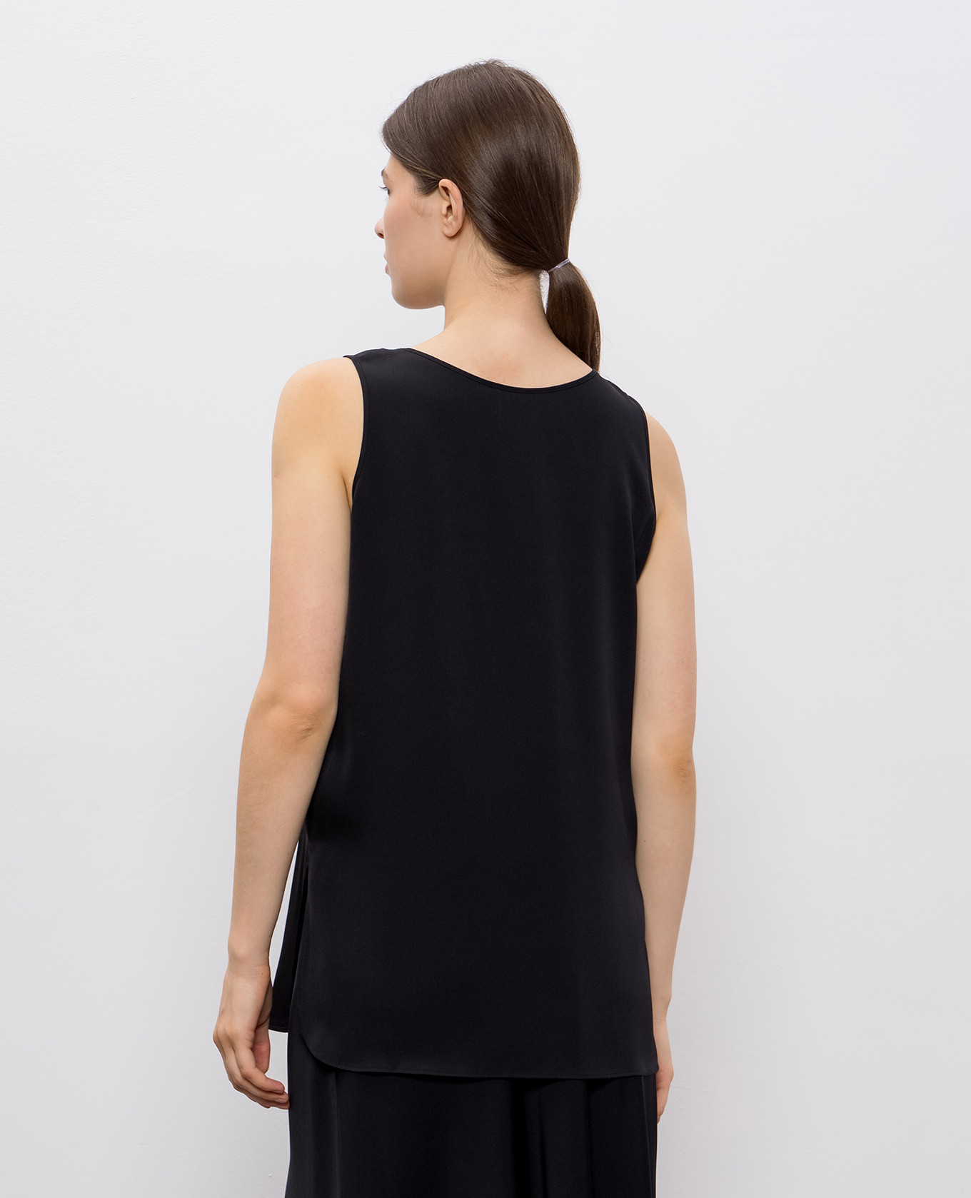 

Black silk top Allude