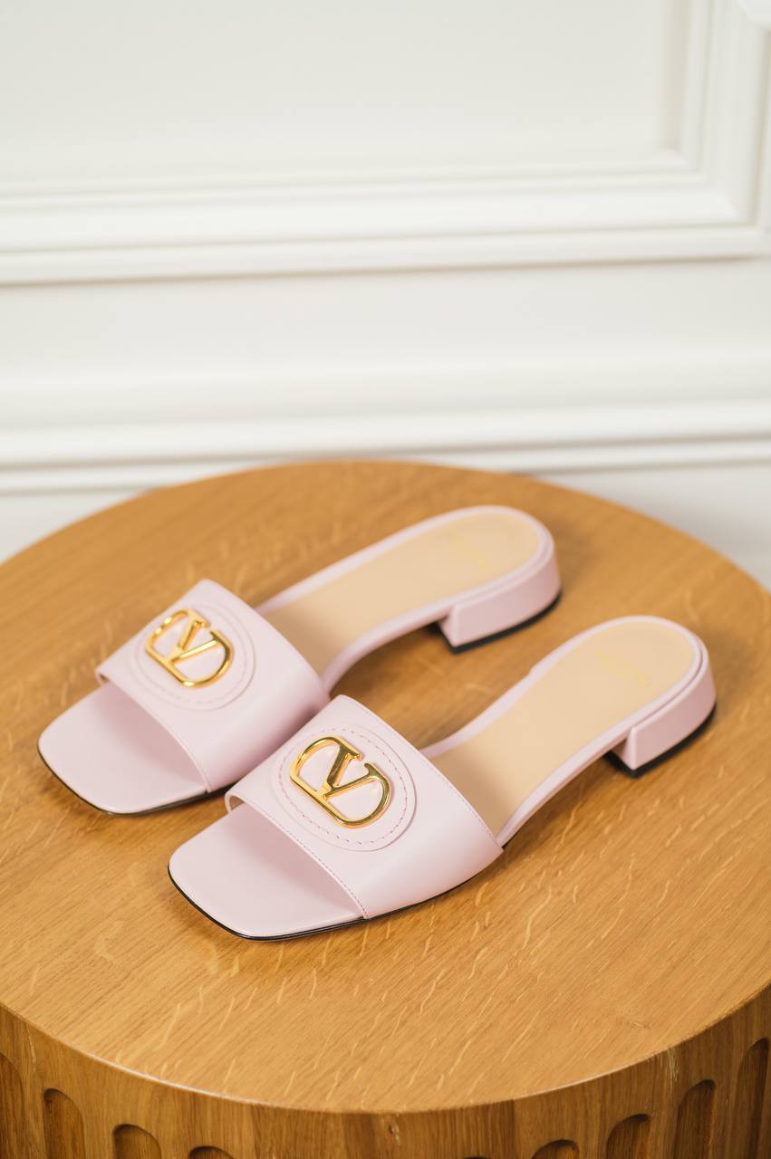 

VLogo Signature Pink Leather Flip Flops Valentino