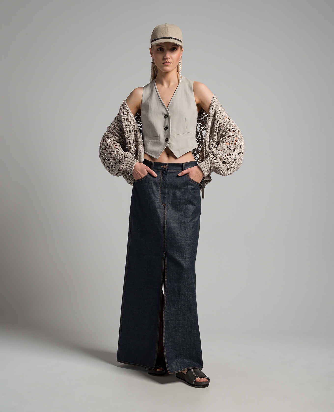 Gray linen waistcoat with monil chain Brunello Cucinelli 2