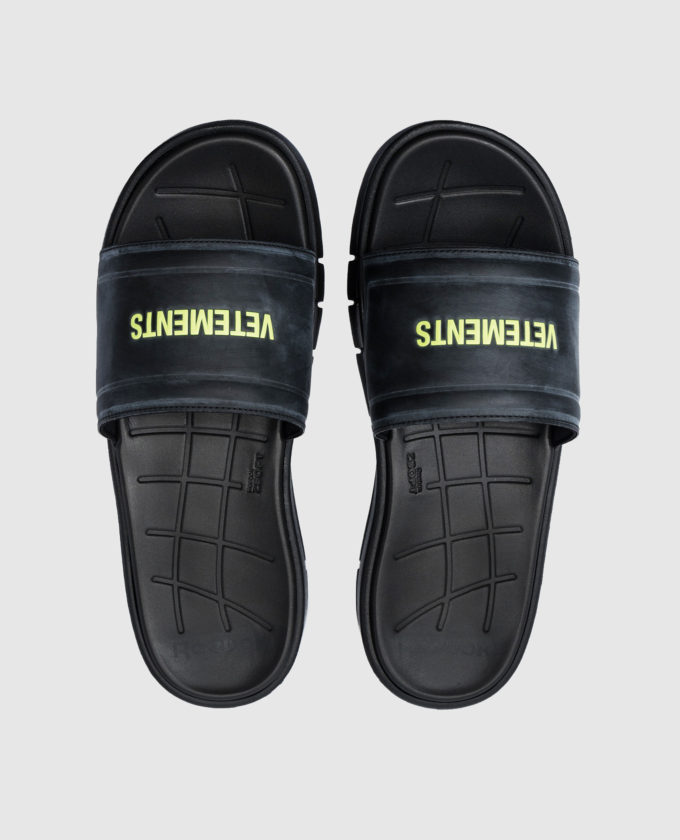

Black sliders with contrasting logo Vetements