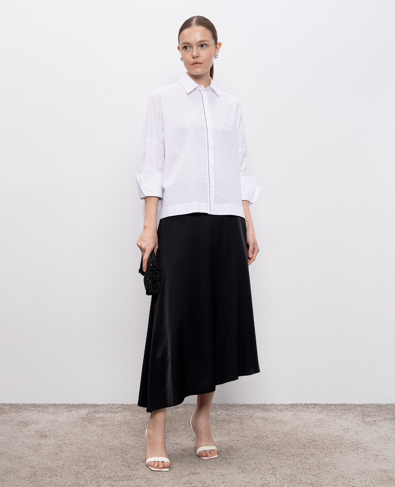

White shirt with a monil chain Peserico